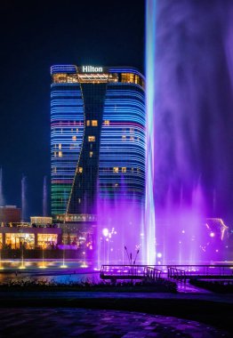 Yeni Taşkent Şehir Parkı 'nda gece dans eden çeşme aydınlandı.