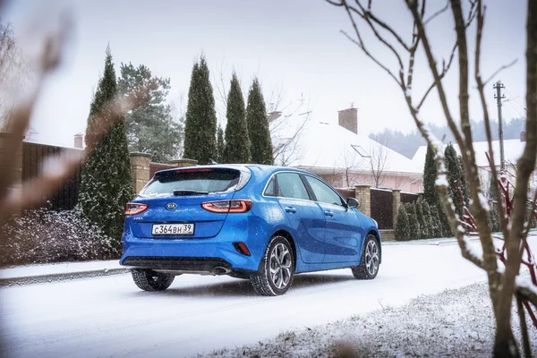 Kia Ceed 2018 coche en el camino nevado país — Foto de Stock