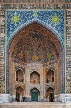 Siyah elbiseli adam Tilya-Kori medresesine Sicilya, Samarqand, Özbekistan 'dan girdi