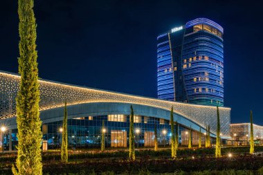 Kongre Salonu ve Hilton Oteli 'nin geceleri renkli ışıkları var.