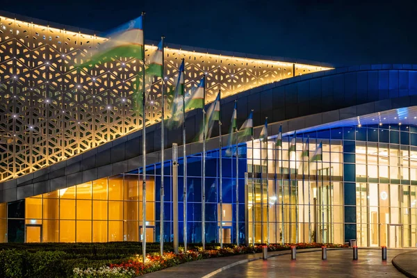 Congreszaal en Hilton hotel met kleurrijke verlichting 's nachts — Stockfoto