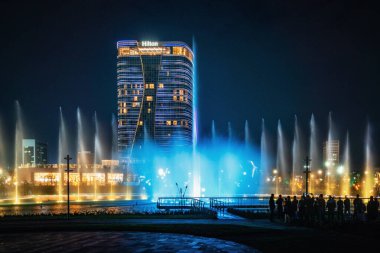 Yeni Taşkent Şehir Parkı 'nda gece dans eden çeşme aydınlandı.