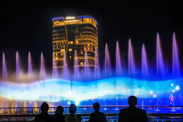 People watch dancing fountain in Tashkent City Park — Stock Photo, Image