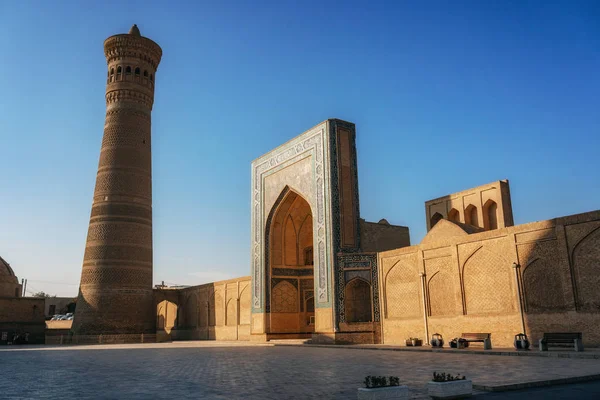 ウズベキスタンのブハラ（ブハラ）のカラン・ミナレット周辺に位置するポイ・カラン — ストック写真