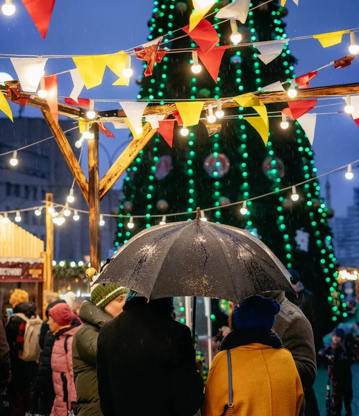 Les gens à un marché de Noël au centre-ville — Photo