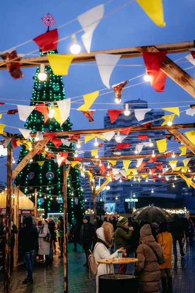 Les gens à un marché de Noël au centre-ville — Photo