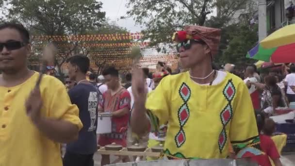 Cebu City Philippines January 2019 Street Performer Vivid Colorful Costumes — Stock Video
