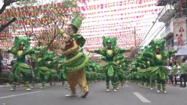 Participez à la parade au Festival Sinulog . — Video