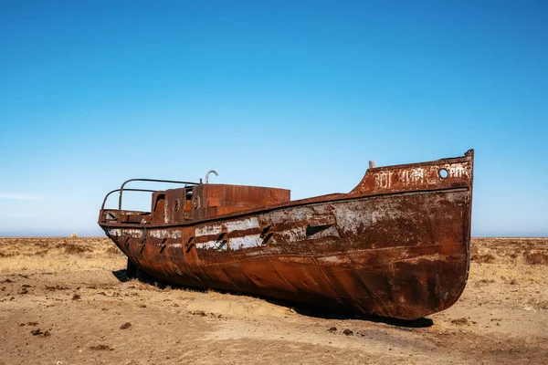 Verlaten boot in woestijn in Aral zee, Kazachstan Stockfoto