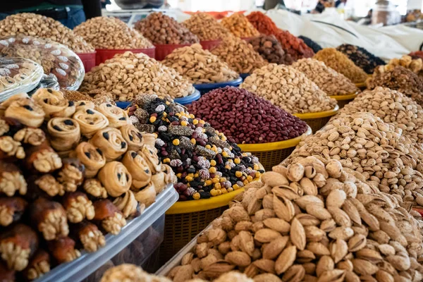 Blick auf bunte Süßigkeiten und Nüsse, Usbekistan Stockbild