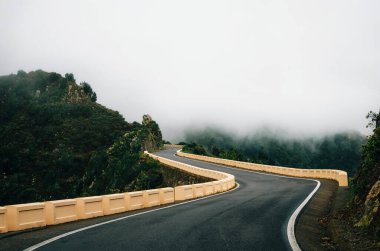 Tenerife 'de sisli yol