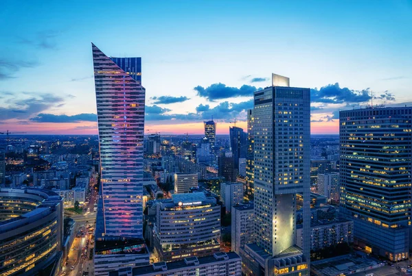 Luftaufnahme des Geschäftsviertels in der Warschauer Innenstadt bei Nacht lizenzfreie Stockfotos