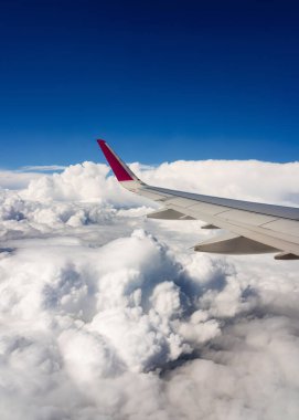 Bulutların üzerinde uçan uçağın kanadı