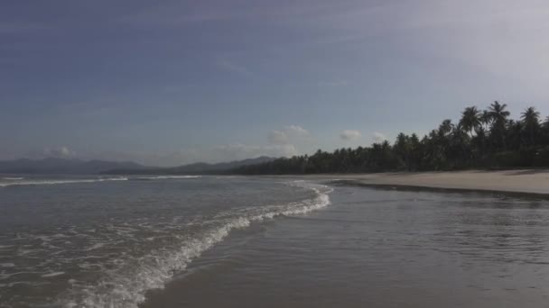 Vlny přestávka na tropické písečné pláži, Filipíny — Stock video