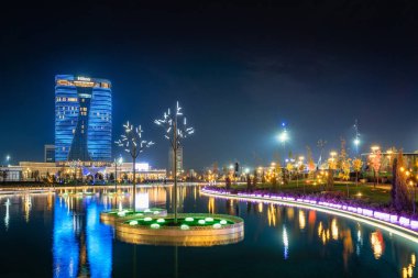 Taşkent, Özbekistan - 30 Ekim 2019: Taşkent Şehir Parkı göldeki yansımayla geceleyin aydınlandı