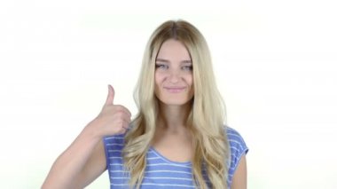 Başparmak yukarıya tarafından güzel bir kadın, beyaz arka plan