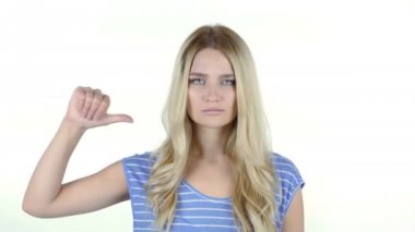 Başparmak aşağı tarafından güzel bir kadın, beyaz arka plan