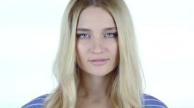 Başparmak yukarıya tarafından güzel bir kadın, beyaz arka plan