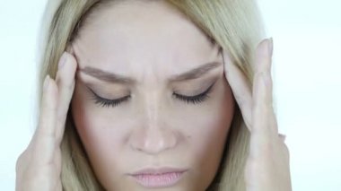 Yakın kadar olan kadın yüz baş ağrısı, hayal kırıklığı, gerilim