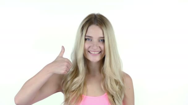 美しい女性は、白い背景で親指を立てる — ストック動画