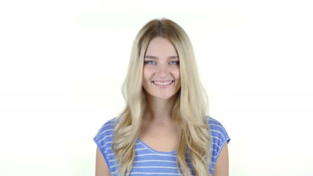 Porträtt av leende kvinna, vit bakgrund — Stockvideo