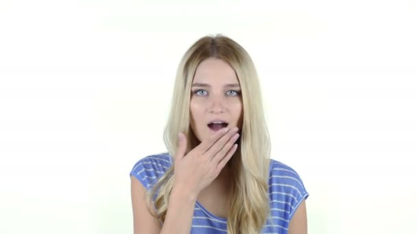 Kvinna förvånad av överraskning, vit bakgrund — Stockvideo