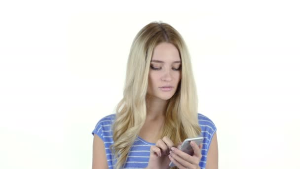 Vrouw met behulp van de Smartphone, witte achtergrond — Stockvideo