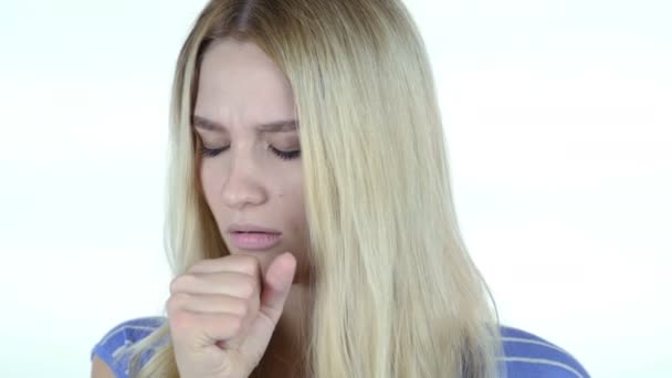 Hoesten, zieke vrouw lijdt aan hoest, witte achtergrond — Stockvideo