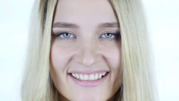 Gros plan de sourire visage de femme, fond blanc — Video