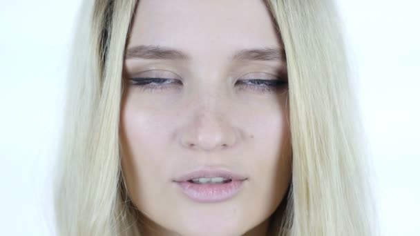 Закрывая лицо, поцелуи симпатичной женщины — стоковое видео