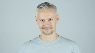 Zafer işaret gösteren orta yaş erkek portresi