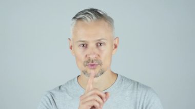 Sessizlik, orta yaş adam tarafından jest