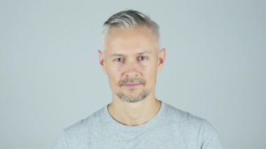 Orta yaş erkek söyleyerek kafa sallayarak Evet,