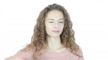 Başparmak yukarıya tarafından güzel bir kadın, beyaz arka plan