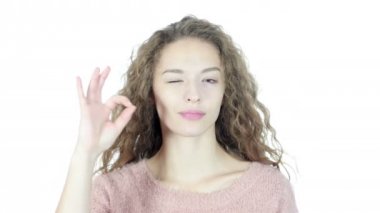 Ok işaret, beyaz arka plan gösteren kadın