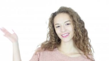 Merhaba, Merhaba, kadın el sallayarak, hoş geldiniz, portre üzerinde arka plan beyaz