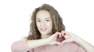 El yapımı kalp işareti kadın, beyaz arka plan