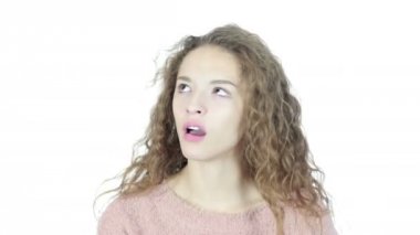 Bağırıyor, kızgın kadın savunarak, beyaz arka plan