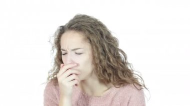 Öksürük, öksürük, beyaz arka plan acı kadın hasta