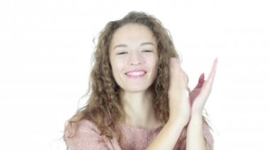 Kadın alkışlayan, beyaz arka plan