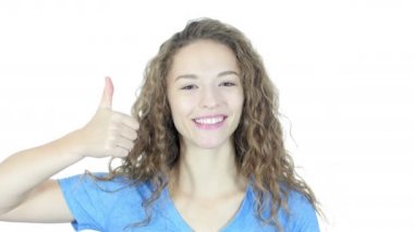 Başparmak yukarıya güzel genç kadın, beyaz arka plan tarafından