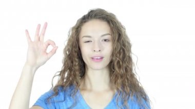 Genç kadın gösteren ok işareti, beyaz arka plan