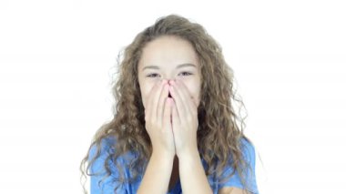 Sürpriz bir şekilde, beyaz arka plan üzerinde mutlu kadın hayran