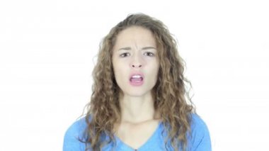 Bağırıyor, kızgın genç kadın savunarak, beyaz arka plan