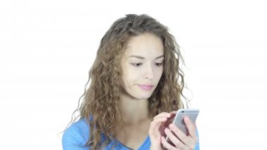 Kadın Smartphone, beyaz arka plan kullanarak meşgul