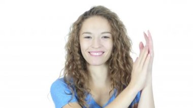 Kadın alkışlayan, beyaz arka plan