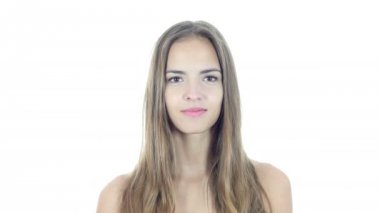 Başparmak yukarıya güzel genç kadın, beyaz arka plan tarafından