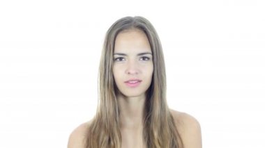 Kadın gösteren zafer işareti, beyaz arka plan