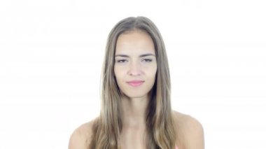 Genç güzel kadın, beyaz arka plan ile uçan öpücük