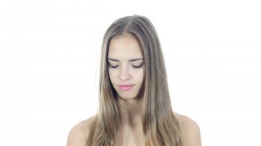 Kadın konuşmak Smartphone, beyaz arka plan üzerinde meşgul